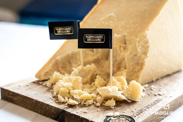 Scopri il cuore del Parmigiano Reggiano con Caseifici Aperti 12 e 13 Aprile 2025